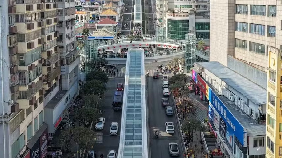 Com uma extensão total de 905 metros e um desnível que ultrapassa os 240 metros, o sistema permite uma subida equivalente a um edifício de 80 andares.