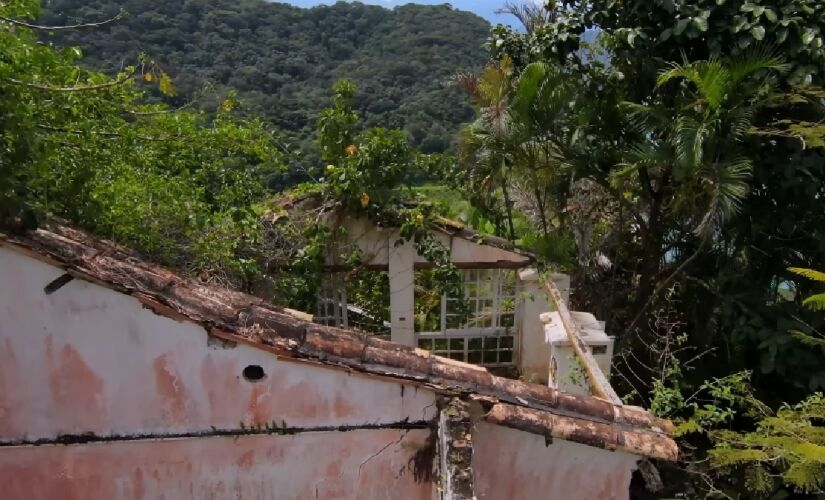 Imóvel de alto padrão, que um dia ostentou uma das vistas mais cobiçadas do Oceano Atlântico, encontra-se atualmente em ruínas e completamente tomado pela vegetação - (Reprodução/YouTube Marcel Jurado - FPV BACANA)