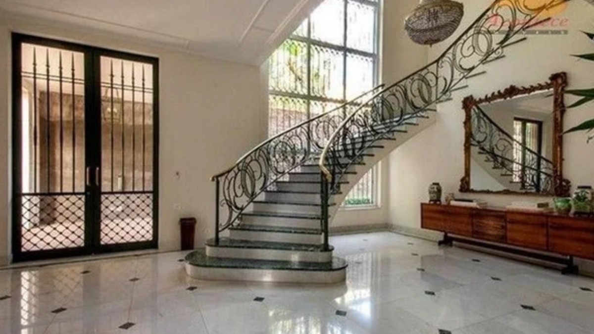 Imóvel, localizado no Jardim América, um dos bairros mais nobres da capital paulista, carrega um histórico de proprietários famosos: Ronaldo Fenômeno e o ex-piloto de Fórmula 1 Pedro Paulo Diniz.