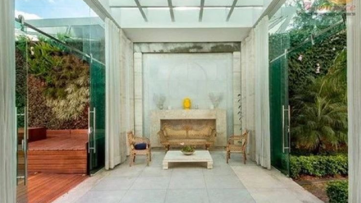A casa possui quatro suítes amplas e cinco banheiros.