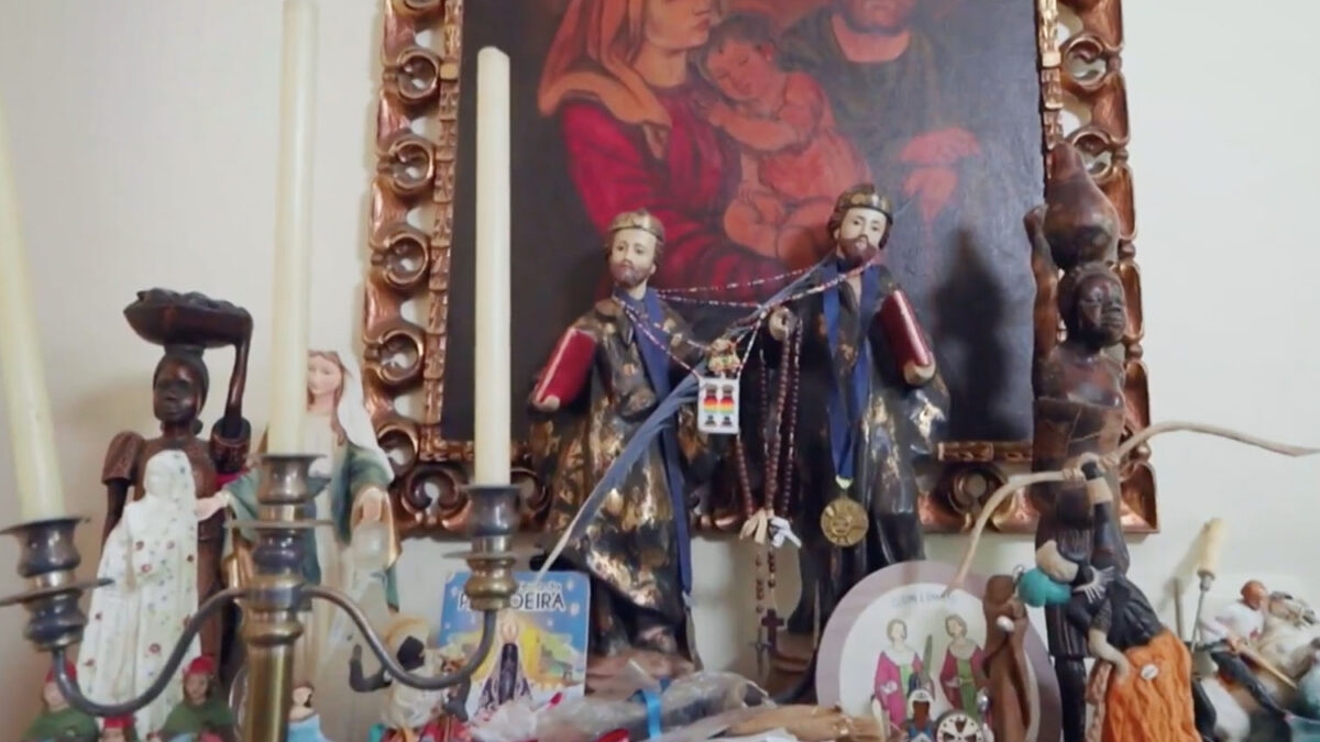 Um ponto central da residência é o altar dedicado a São Jorge, de quem o cantor é devoto fervoroso.