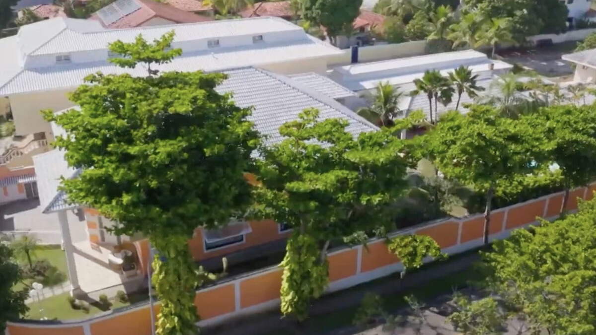Na área externa, o destaque é a ampla estrutura de lazer, que conta com piscina e um espaço gourmet para eventos especiais.