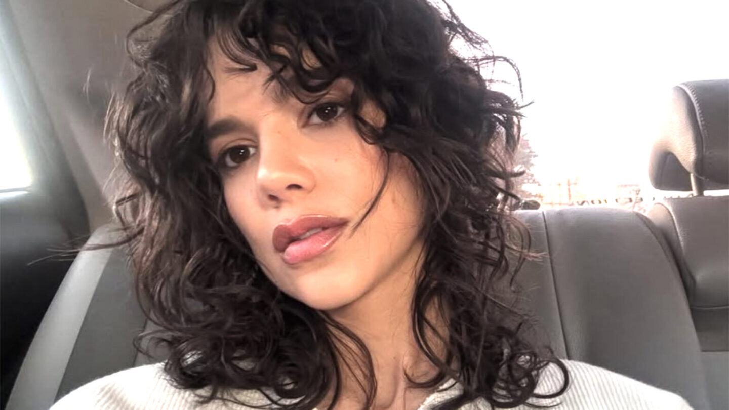 Manu Gavassi revelou arrependimento após realizar rinoplastia e colocar silicone nos seios, afirmando ter sido influenciada por padrões de beleza "doentios". Foto: Reprodução