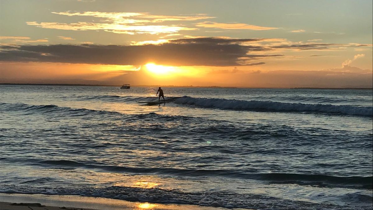 A praia de Taipu de Fora é o principal cartão-postal da península; durante a maré baixa, os recifes formam piscinas naturais transparentes repletas de peixes e vida marinha