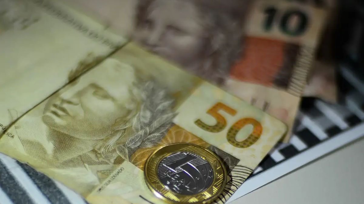 Diferença entre o piso de R$ 1.621 e o teto de R$ 8.475 exige planejamento para garantir a maior média salarial. Marcello Casal Jr./Agência Brasil