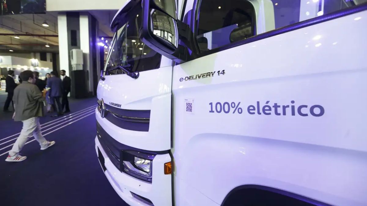 Além dos carros de passeio, o setor de transportes pesados também inicia sua jornada rumo à emissão zero de carbono. Marcelo Camargo/Agência Brasil