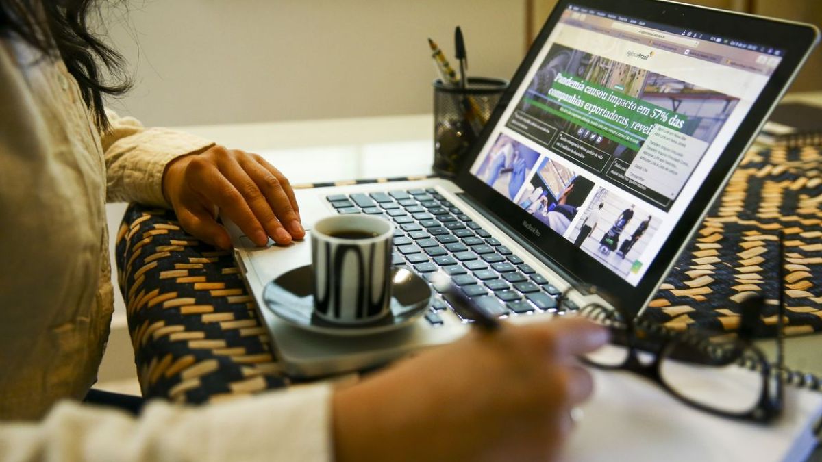 O acúmulo de funções administrativas e a falta de equipe obrigam o profissional liberal a ultrapassar as 45 horas semanais de trabalho. Marcelo Camargo/Agência Brasil