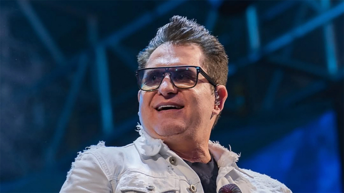 Em maio de 2025, sofreu uma queda de um palco, resultando em fraturas de costelas e ferimentos, mas segue com sua carreira. Foto: Reprodução/Instagram
