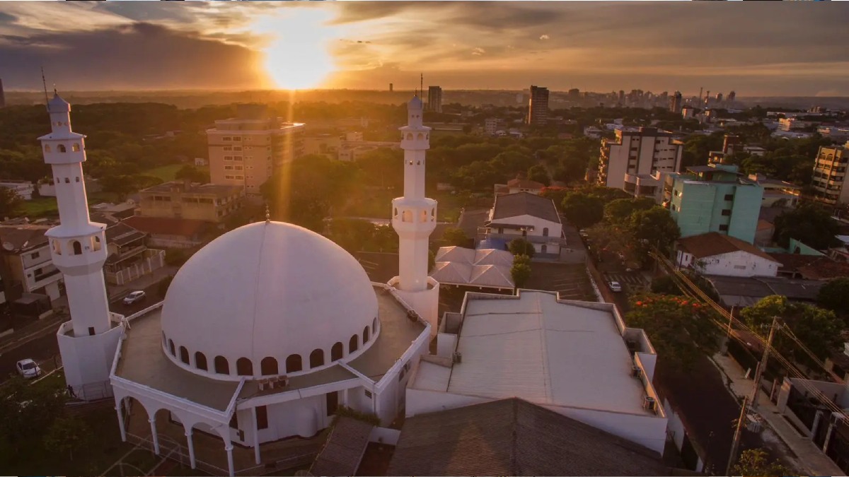 Diferente de igrejas cristãs, como o Santuário de Nossa Senhora Aparecida, o espaço não possui imagens de santos ou esculturas religiosas