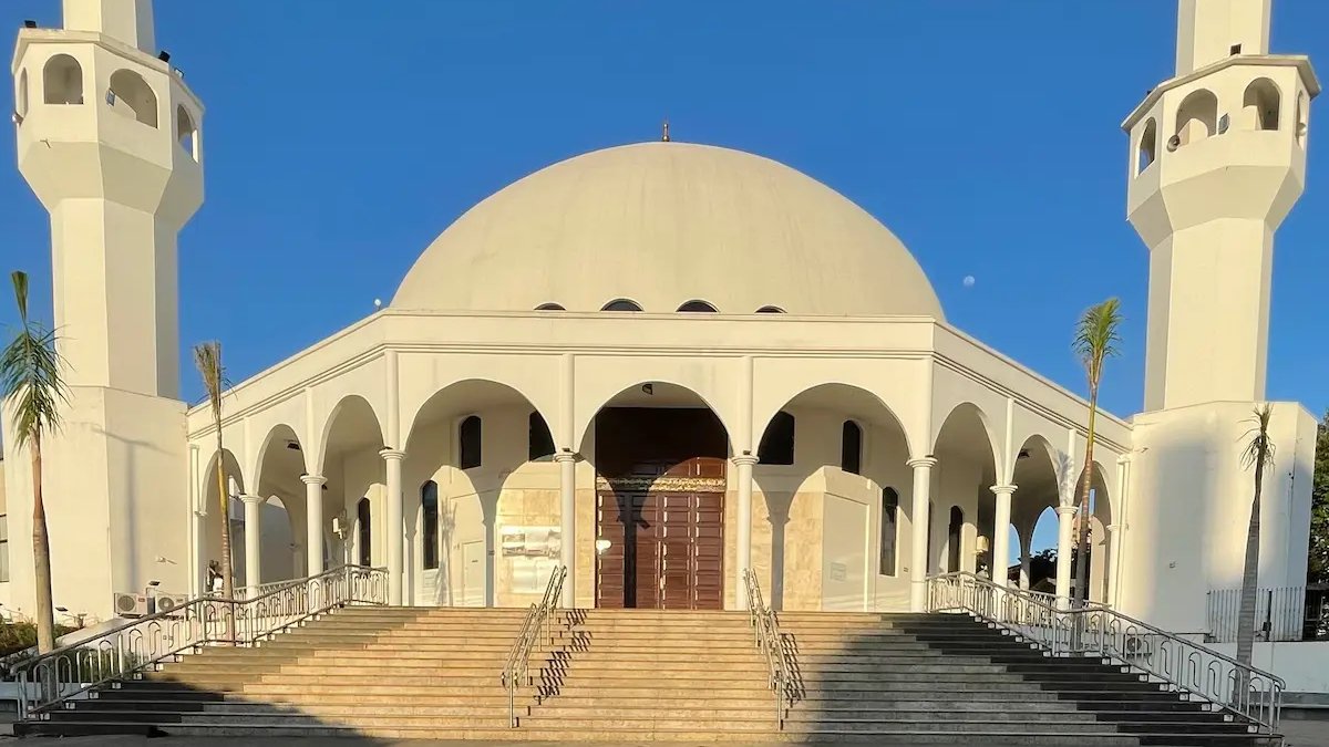 O templo é também a segunda maior mesquita da América Latina, perdendo apenas para o Centro Cultural Islâmico Rei Fahd, em Buenos Aires
