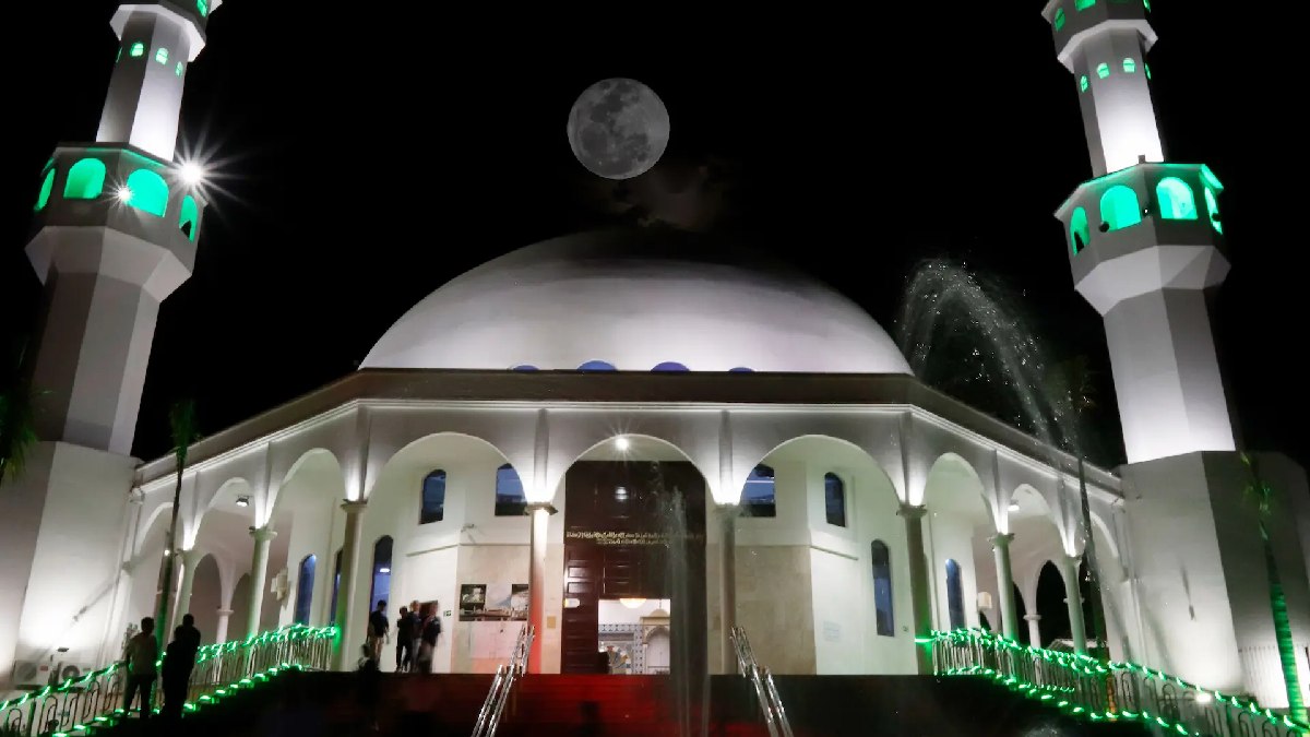 Já a mesquita de Foz do Iguaçu possui área construída entre 600 m² e 1.248 m², dependendo da parte considerada no complexo, além de capacidade para cerca de 800 visitantes