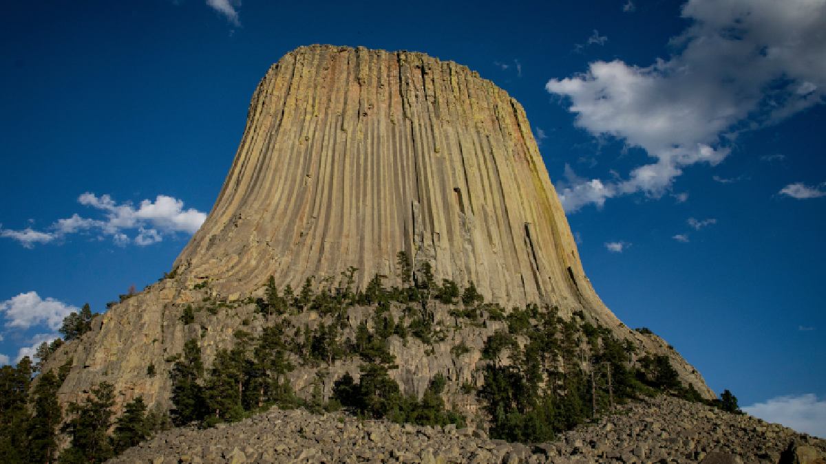 Monumento de mistérios: a impressionante formação rochosa de 264 metros de altura ergue-se na paisagem do Wyoming. Foto: Unsplash