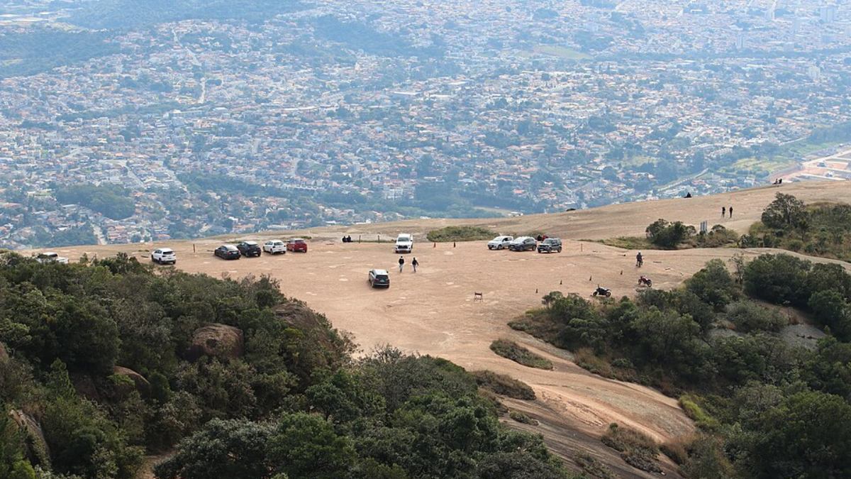 O local também é uma referência para a prática de voo livre; a rampa natural recebe praticantes de asa-delta e parapente durante grande parte do ano, principalmente nos meses mais secos (Foto: Lente Verde/Wikimedia Commons)