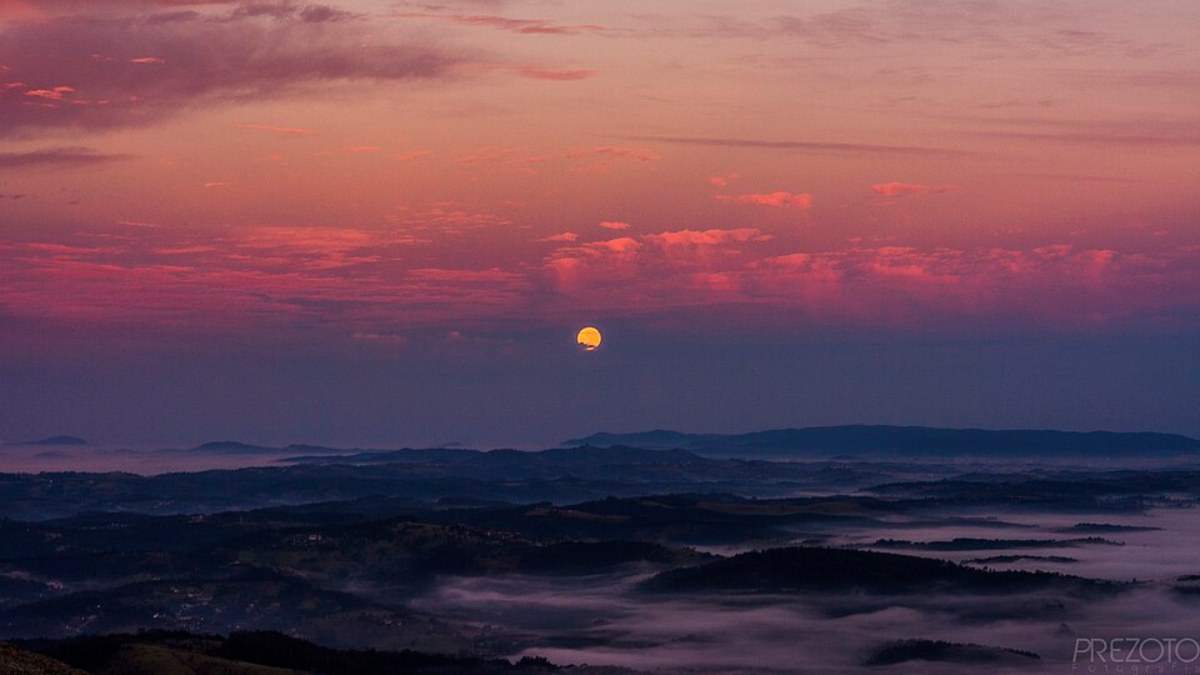 Em dias de céu limpo, o mirante natural permite observar cidades da região e parte da Serra da Mantiqueira (Foto: Paulo César Prezoto de Barros/Wikimedia Commons)