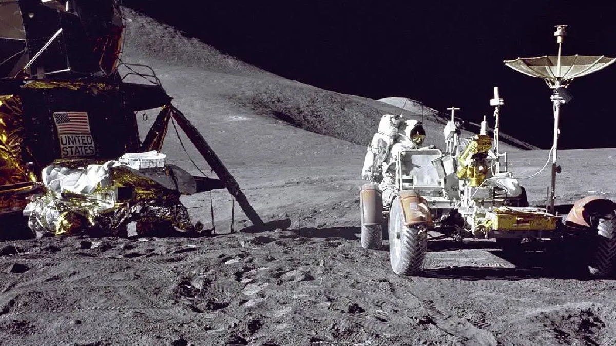 Em 26 de julho de 1971, a missão Apollo 15 decolou levando o Lunar Roving Vehicle (LRV), o primeiro carro motorizado a circular na superfície lunar - (Divulgação/NASA)