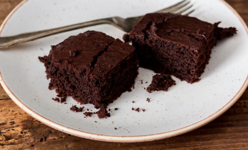 O bolo de caneca é ideal para quem quer preparar algo caseiro sem passar muito tempo na cozinha (Foto: Magnific)