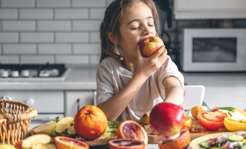 Para mães que preferem refeições mais leves, algumas sobremesas saudáveis podem complementar a mesa; além disso, frutas frescas completam a bandeja (Foto: Magnific)