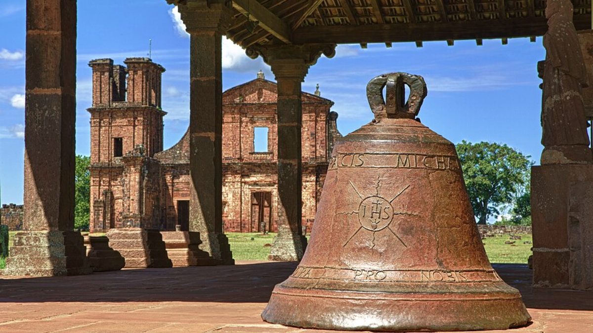 A partir de 1735, o espaço passou a funcionar como um núcleo urbano completo, com igreja, colégio, oficinas, cemitério e áreas destinadas à vida comunitária dos povos Guarani e dos jesuítas (Fotos: Jefferson Bernardes - MTUR Destinos/Wikimedia Commons)