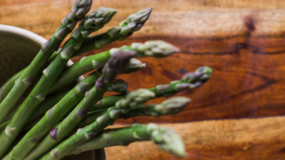 O aspargo costuma passar despercebido nas prateleiras do mercado, mas trata-se de um dos vegetais mais leves e nutritivos disponíveis