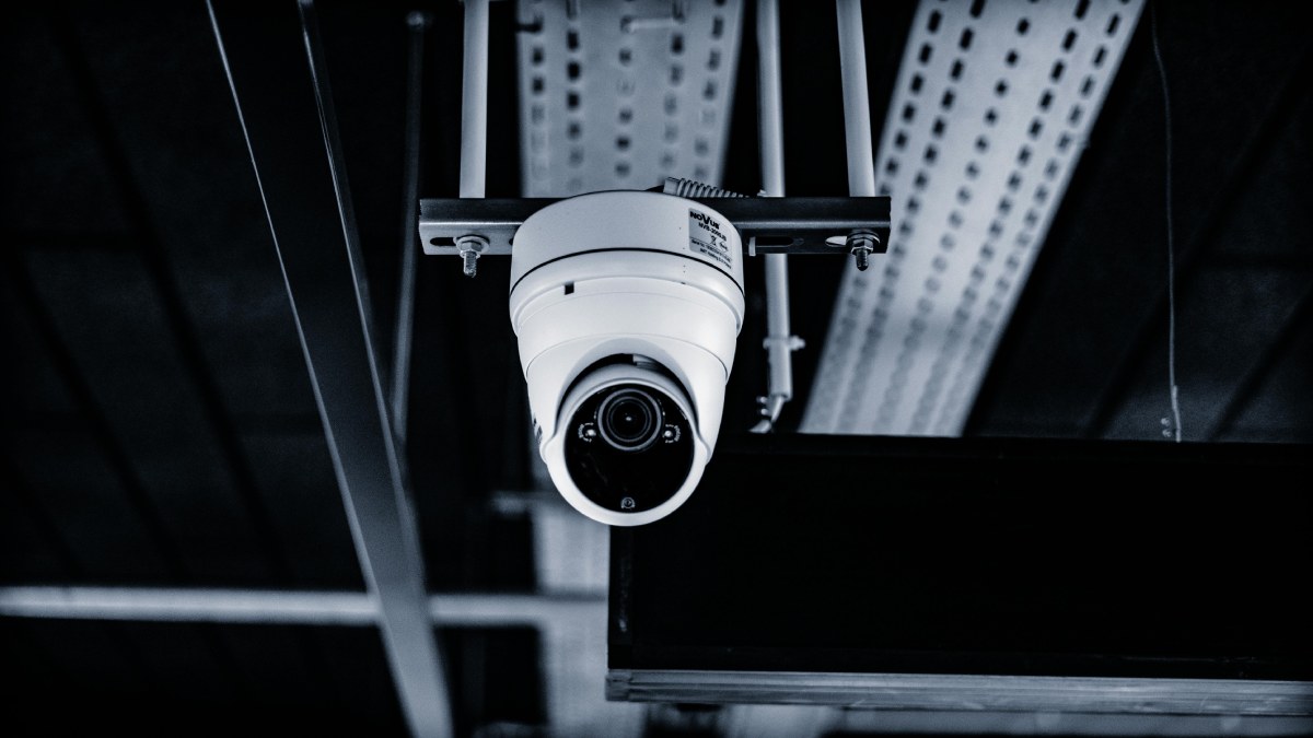 5. Sistemas de segurança como alarmes e câmeras (Fotos: Pexels)