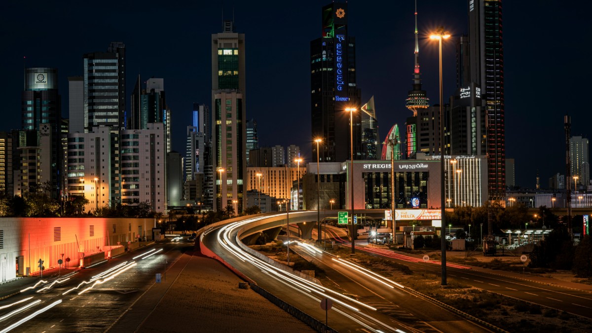 Apesar de ser conhecida como a cidade mais quente do mundo, o destino chama atenção pelo contraste entre áreas modernas e paisagens áridas