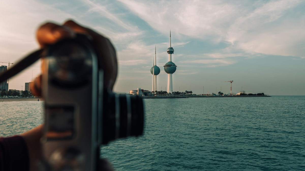 Localizado no Golfo Pérsico, o Kuwait é um pequeno país cercado por deserto e marcado pela riqueza do petróleo