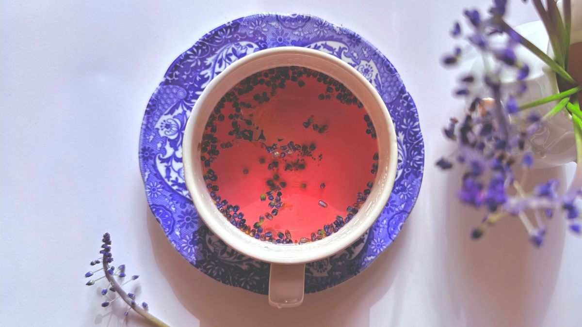A ação calmante da lavanda está ligada principalmente ao linalool, substância que interage com mecanismos do sistema nervoso associados ao relaxamento