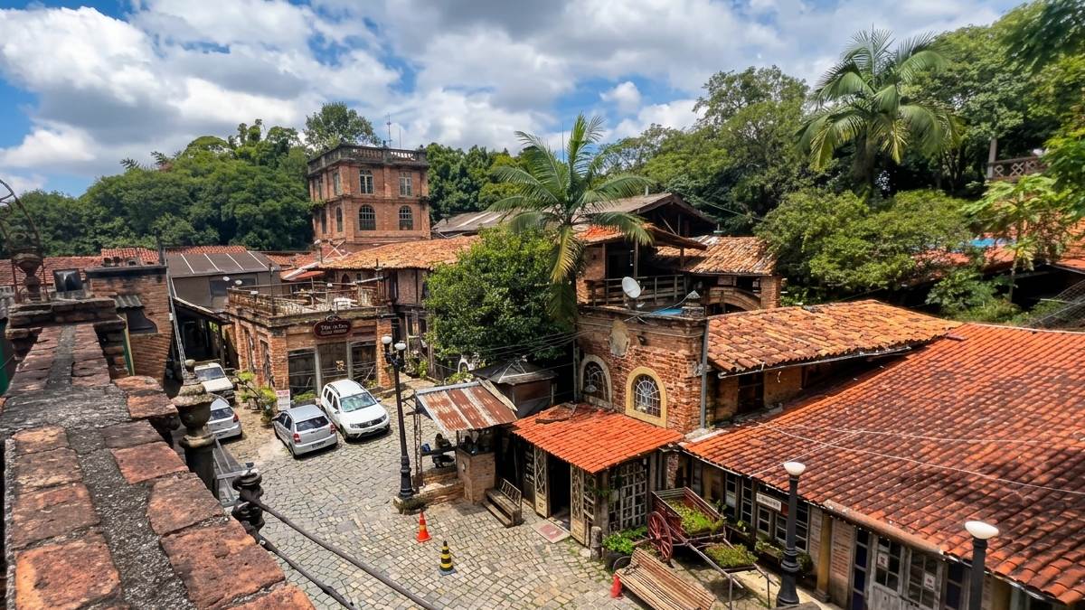 A reutilização dos materiais acabou criando a identidade visual que transformou o local em ponto turístico, pois, em vez de esconder as marcas do tempo, o espaço valoriza peças antigas e elementos reaproveitados (Fotos: Reprodução YouTube)