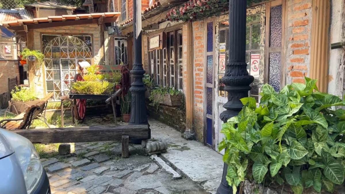 A proposta era criar um espaço artístico e sustentável utilizando materiais retirados de casarões antigos demolidos em São Paulo