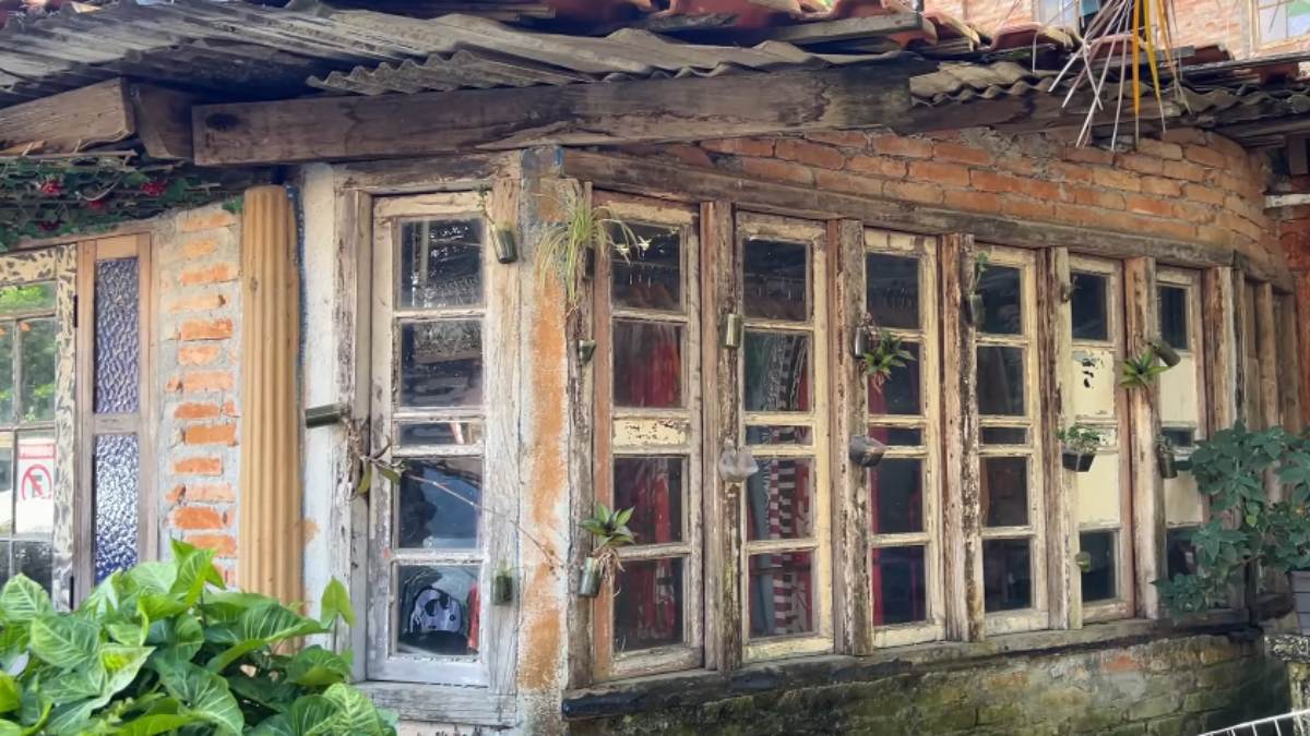 Portões de ferro fundido, tijolos centenários, vitrais, portas antigas, madeiras nobres e até bicicletas abandonadas fazem parte das construções e da decoração