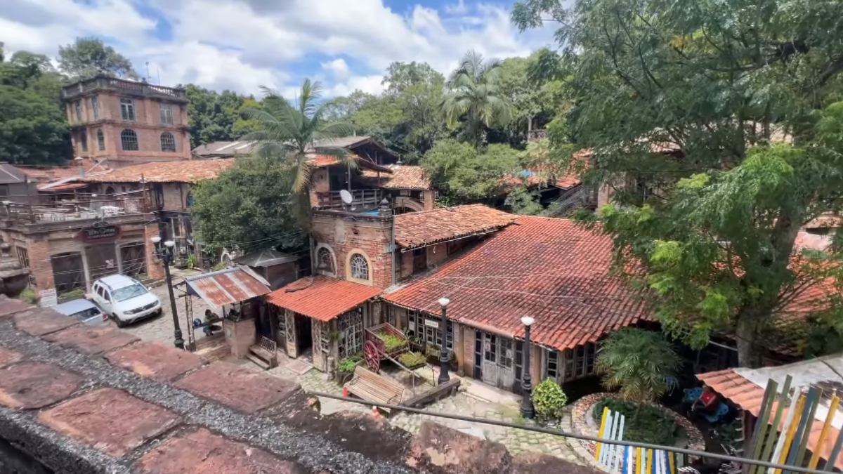 O espaço fica na Estrada Santa Inês, 3000 e parece uma espécie de cidade cenográfica, com ruelas de pedra, escadarias, construções rústicas e decoração feita a partir de peças antigas