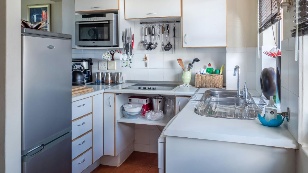 Quando a casa está em silêncio e aparelhos como ferro de passar, secador e chuveiro elétrico deixam de funcionar, um equipamento continua trabalhando sem pausa