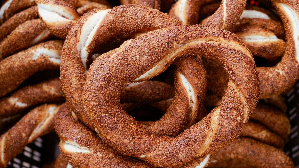 Pretzels, cookies e biscoitos doces entram no mesmo grupo; como são feitos principalmente com farinha refinada e açúcar, eles elevam rapidamente a glicose no sangue e depois provocam queda brusca de energia, aumentando a fome