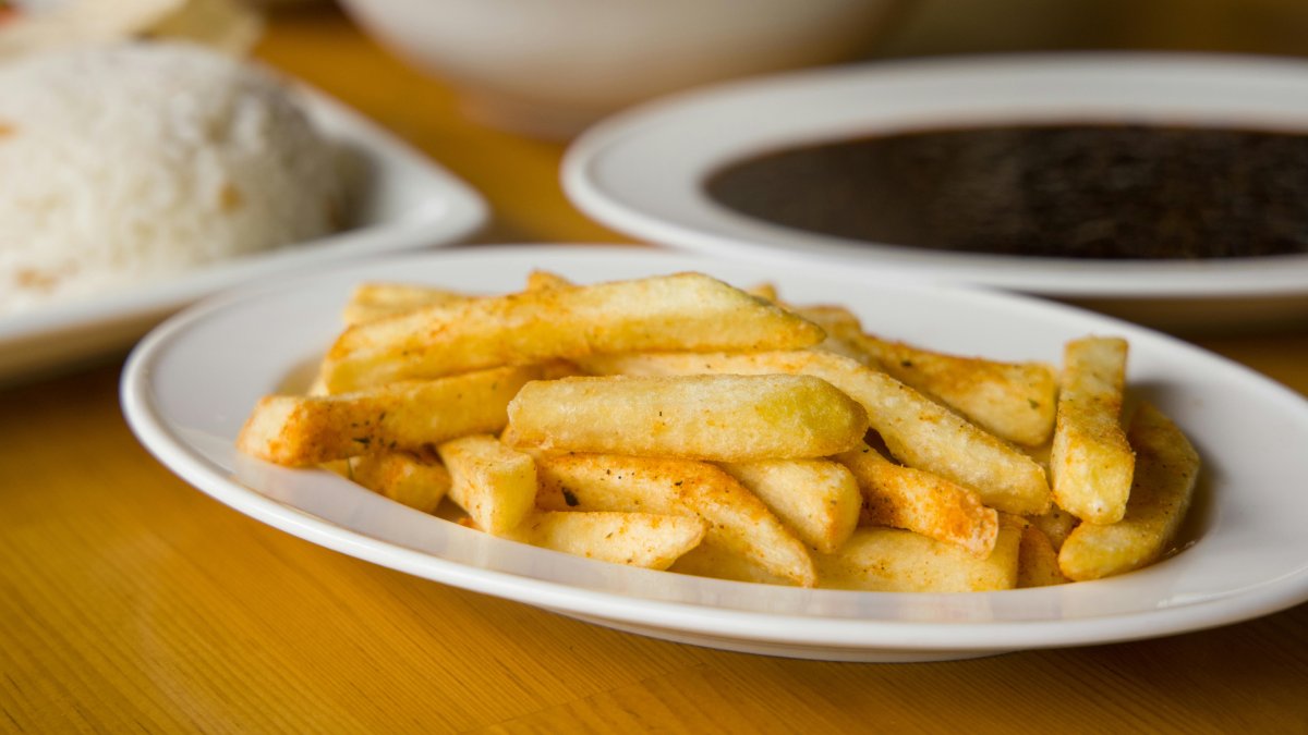 A batata frita está entre os exemplos mais conhecidos de alimentos que possuem muita caloria, mas poucos nutrientes; além disso, o excesso de gordura e sal estimula o consumo contínuo