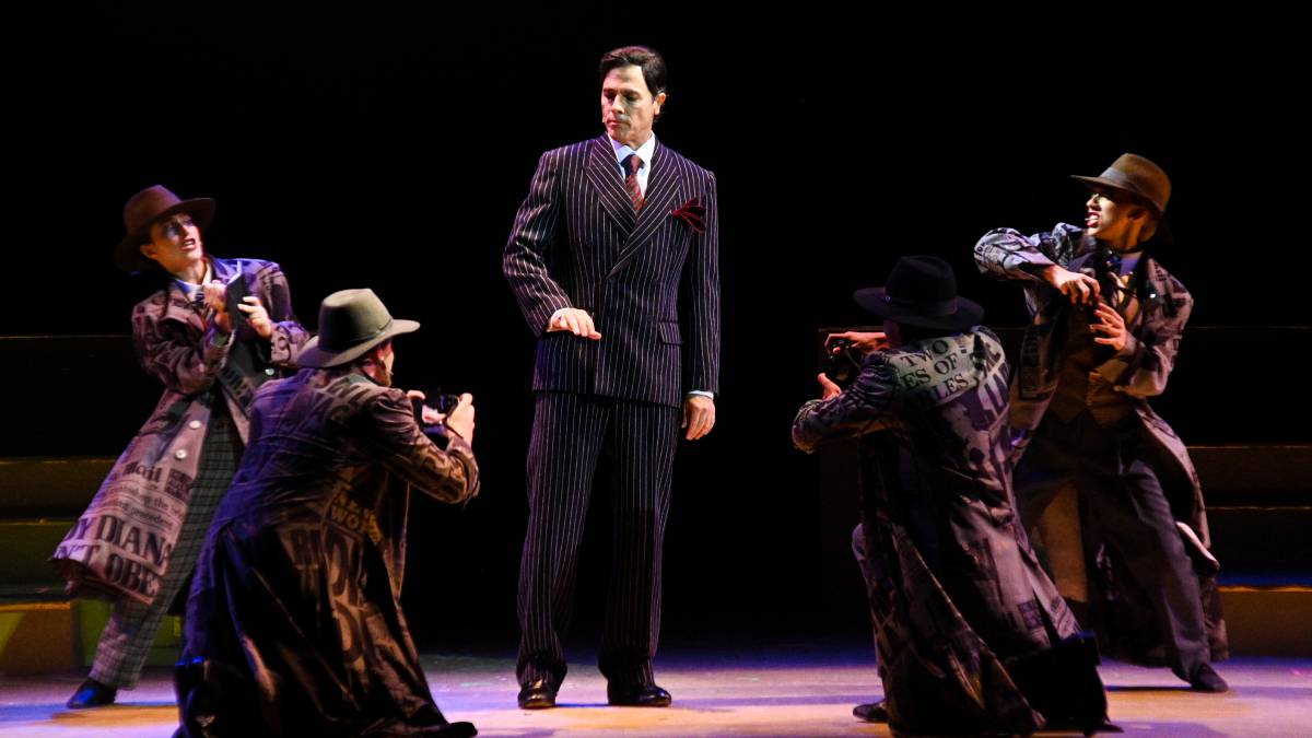 Ao lado dela estão Claudio Lins, como Príncipe Charles, Simone Centurione, interpretando a Rainha Elizabeth, e Giselle de Prattes, no papel de Camilla Parker Bowles.