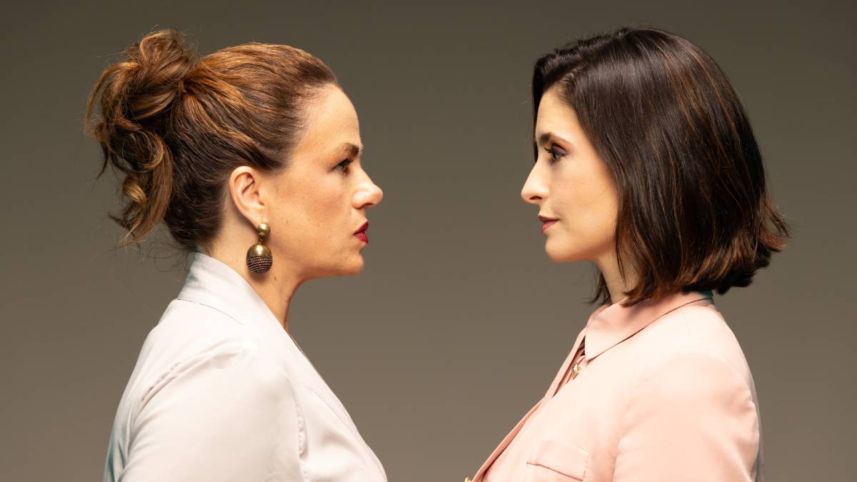 Trama de 'O Deus da Carnificina' acompanha dois casais que se encontram para discutir, de maneira aparentemente cordial, uma briga envolvendo seus filhos.
