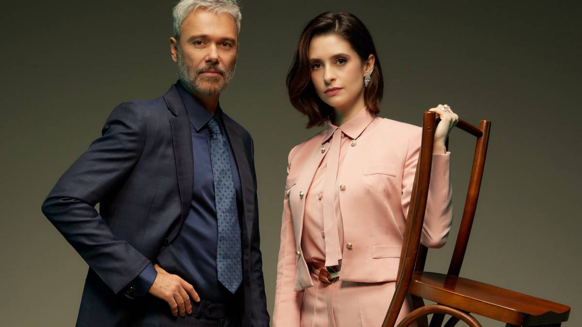 Obra retorna aos palcos brasileiros em uma versão traduzida por Eloisa Araújo Ribeiro e protagonizada por Karine Teles, Thelmo Fernandes, Angelo Paes Leme e Anna Sophia Folch.