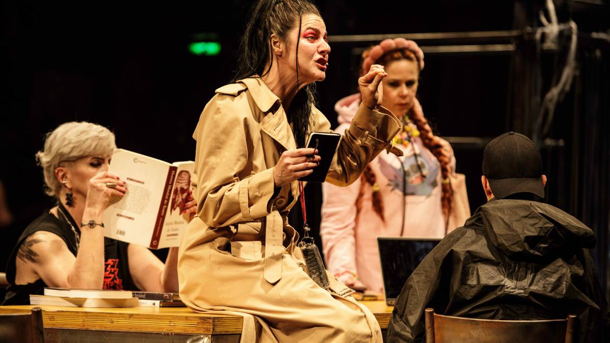 Criada em 2008, a Cia. Mungunzá consolidou-se como um dos grupos mais inventivos do teatro brasileiro contemporâneo, desenvolvendo uma pesquisa cênica marcada pelo diálogo entre arte, política e questões sociais.