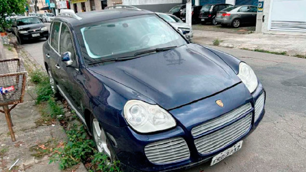 Entre os destaques estão casas, apartamentos, terrenos, uma motocicleta Harley-Davidson, um Porsche Cayenne Turbo S e até um piano da marca Fritz Dobbert.