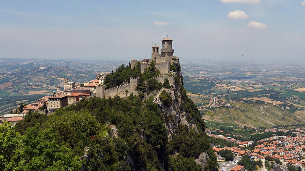 5- Ruas medievais e fortalezas históricas transformam San Marino em uma viagem no tempo (Foto: Commonists/ Wikimedia Commons)