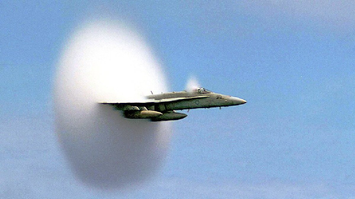 FA-18 quebrando a barreira do som (Foto: John Gay/ Wikimedia Commons)