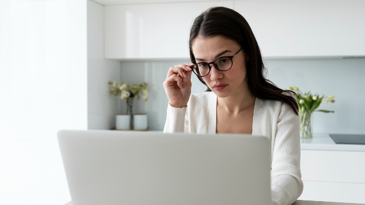 Reduzir o tempo de exposição prolongada a computadores, celulares e televisões é importante para evitar a fadiga do músculo ocular - (Freepik)