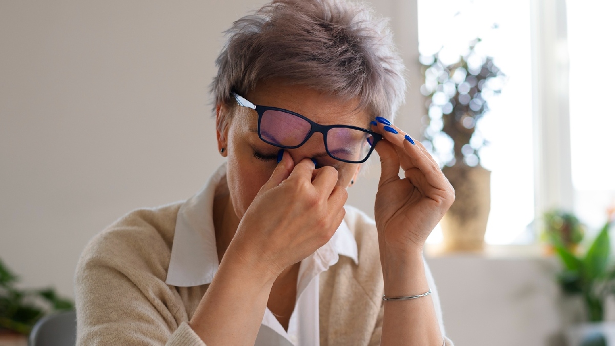 Embora, na maioria das vezes, o espasmo seja passageiro e não represente algo grave, ele funciona como um importante alerta do corpo sobre a necessidade de mudanças no estilo de vida ou atenção à saúde ocular - (Freepik)