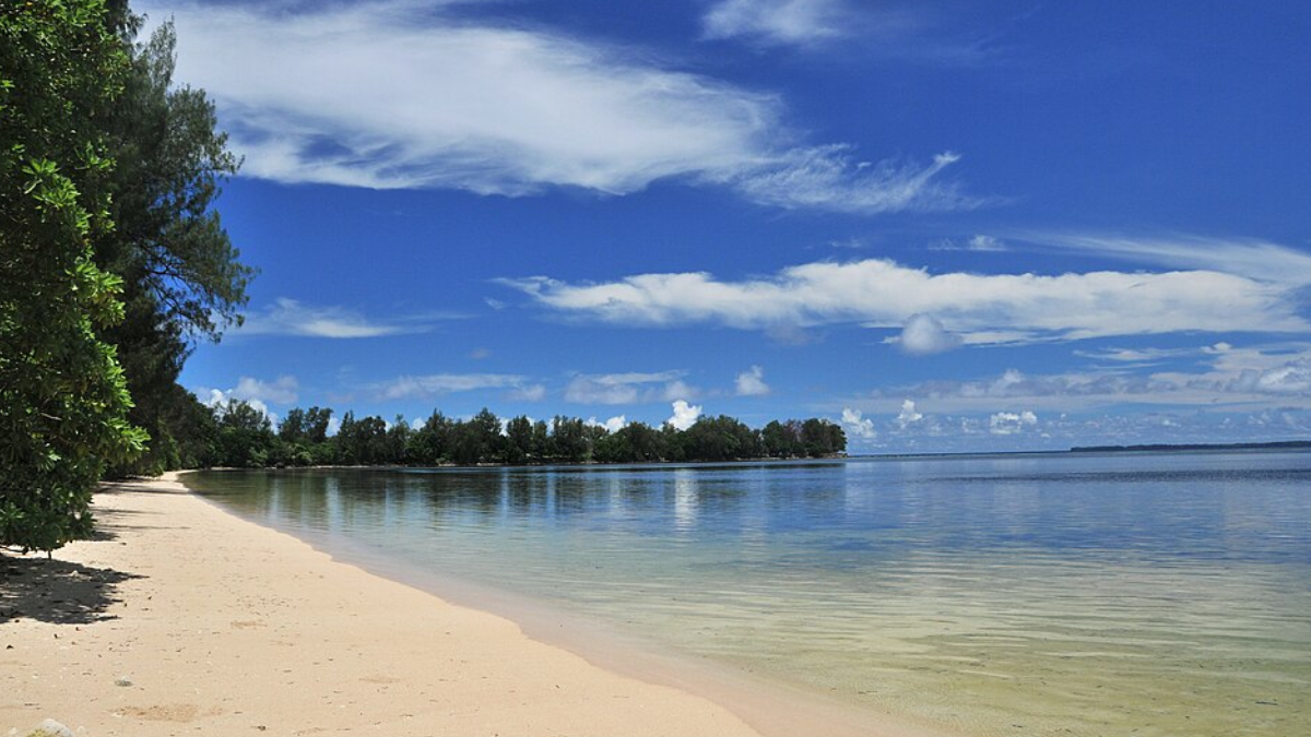 Cenário tropical de Peleliu guarda cicatrizes de um dos confrontos mais violentos da Segunda Guerra (Foto: Wikimedia Commons)
