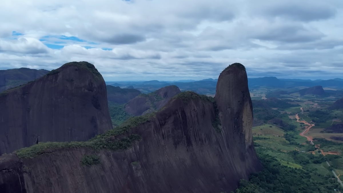 Pancas: os imponentes Pontões Capixabas formam um dos cenários mais impressionantes do interior, ideal para aventura e contemplação. Foto: Reprodução/YT
