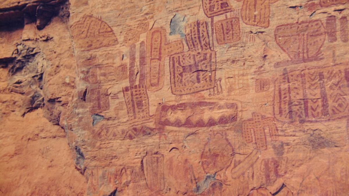 Há vestígios humanos datados entre 500 e 12 mil anos atrás, além de paredões com desenhos rupestres preservados em diferentes áreas do complexo (Foto: Godoi vera/Wikimedia Commons)