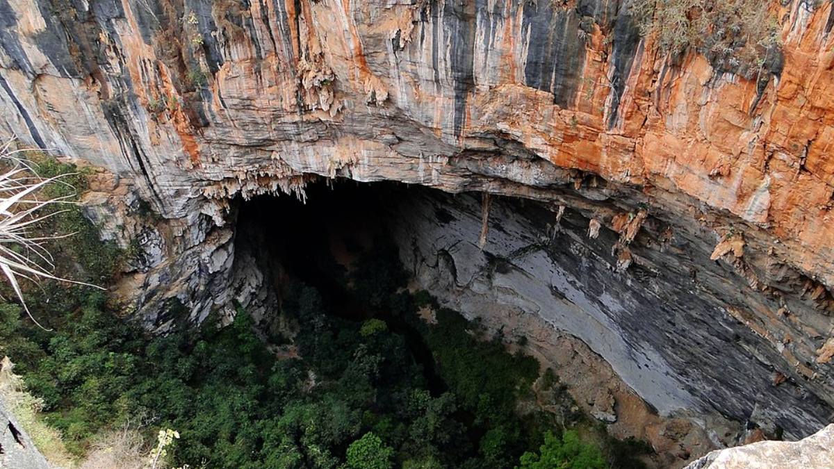 A área concentra um dos maiores conjuntos espeleológicos e arqueológicos do Brasil, sendo conhecida pelas cavernas gigantes e pelas pinturas rupestres preservadas há milhares de anos (Foto: Faagoncalves/Wikimedia Commons)