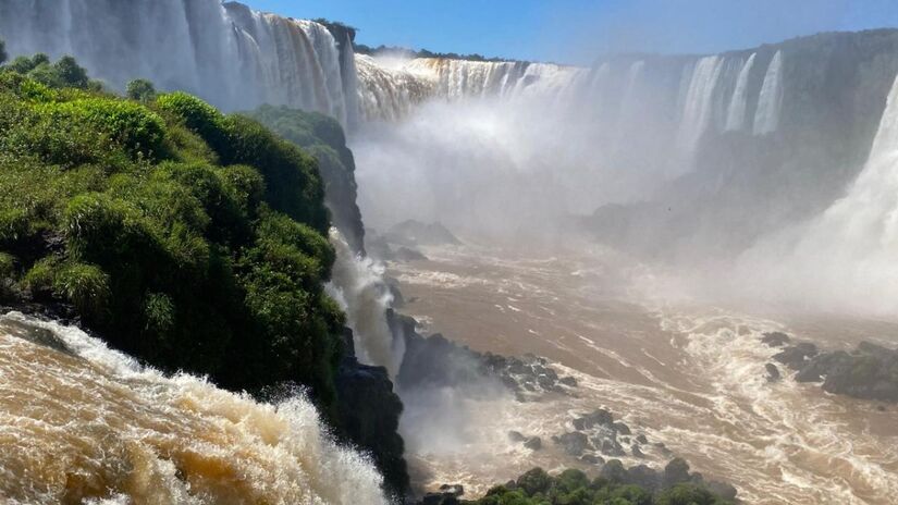 A operação de limpeza no leito do Rio Iguaçu revelou o impacto silencioso do turismo de massa na região. Foto: Daniel Villaça/Gazeta de S. Paulo