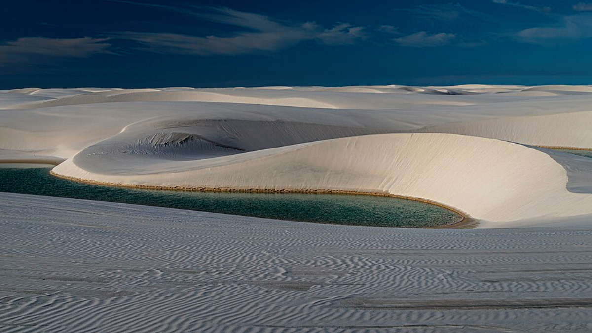 Entre dunas branquinhas e lagoas azul-esverdeadas, os Lençóis Maranhenses se tornaram um dos destinos naturais mais famosos do planeta