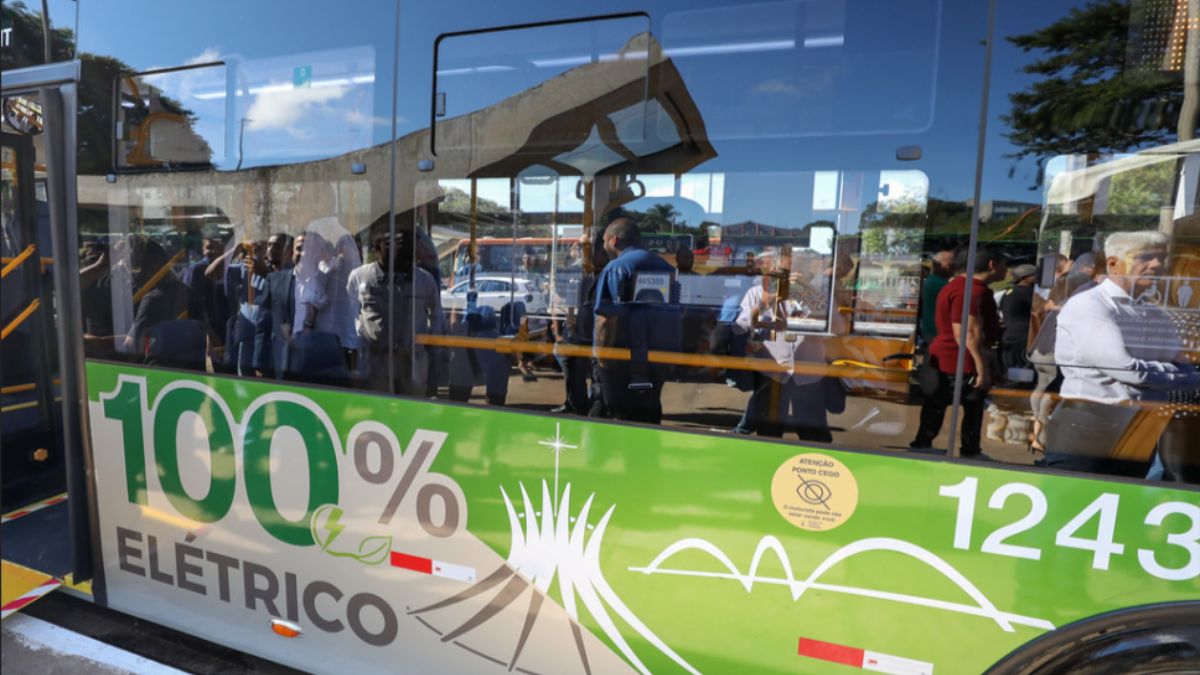 A identidade visual dos novos coletivos destaca o compromisso de Brasília com a meta de zerar as emissões de carbono no transporte público. Paulo H. Carvalho/Agência Brasília